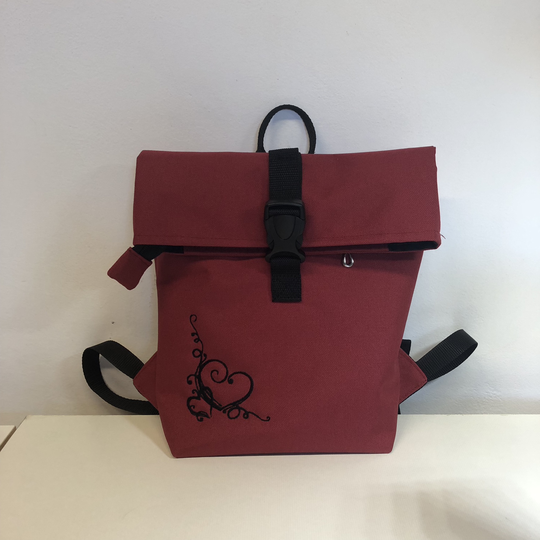 Batoh malý červený s výšivkou